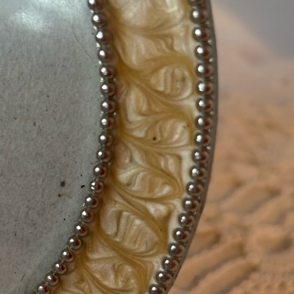 Elegant Gold Picture Frame with Bow Accent - Picture 4 of 7